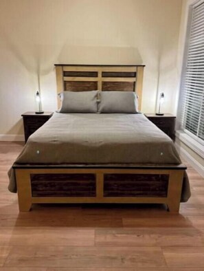 2 bedrooms - Hilltop Cabin, 3 Peacock Reserve (Whittier)