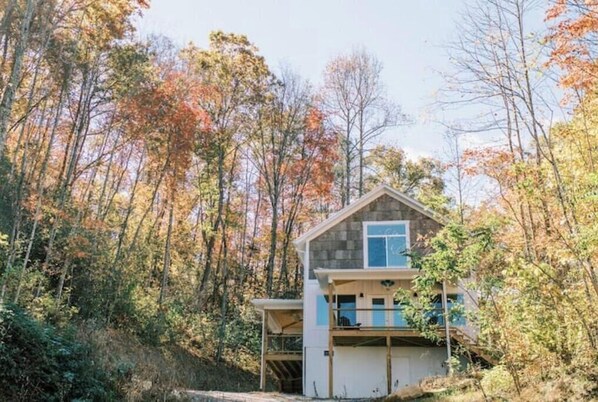 Exterior - Hilltop Cabin, 3 Peacock Reserve (Whittier)
