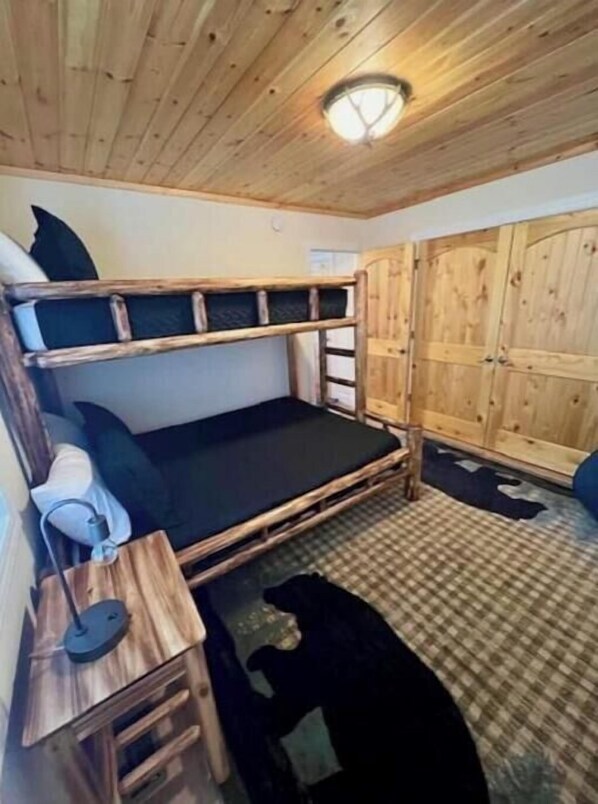 2 bedrooms - Hilltop Cabin, 3 Peacock Reserve (Whittier)