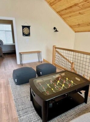 Games room - Hilltop Cabin, 3 Peacock Reserve (Whittier)