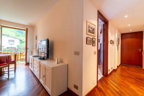 Apartment, Garden Area | Living area | 35-inch TV with digital channels - Mulberry Apartment by Wonderful Italy (Bellagio)