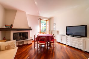Departamento, en el área del jardín | Área de sala de estar | Televisión de 35 pulgadas con canales digitales 