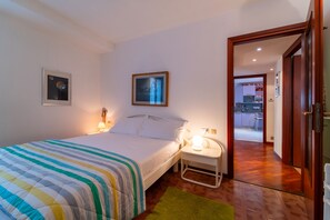 Apartamento, no jardim | 2 quartos, ferros/tábuas de passar roupa, Wi-Fi de cortesia