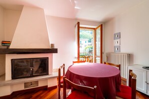 Departamento, en el área del jardín | Área de sala de estar | Televisión de 35 pulgadas con canales digitales 