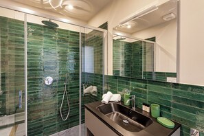 Departamento, balcón, vista a la ciudad | Baño | Regadera, secadora de cabello, toallas, jabón 