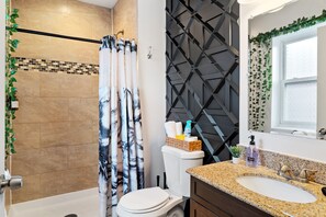 Een douche, een haardroger, handdoeken, zeep