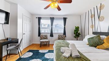 5 habitaciones, escritorio y tabla de planchar con plancha