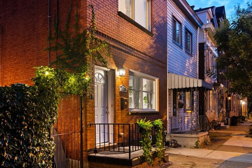 Central 5BD Getaway - Spacious Home w/ BBQ