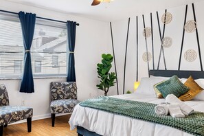 5 slaapkamers, een bureau, een strijkplank/strijkijzer, reisbedje