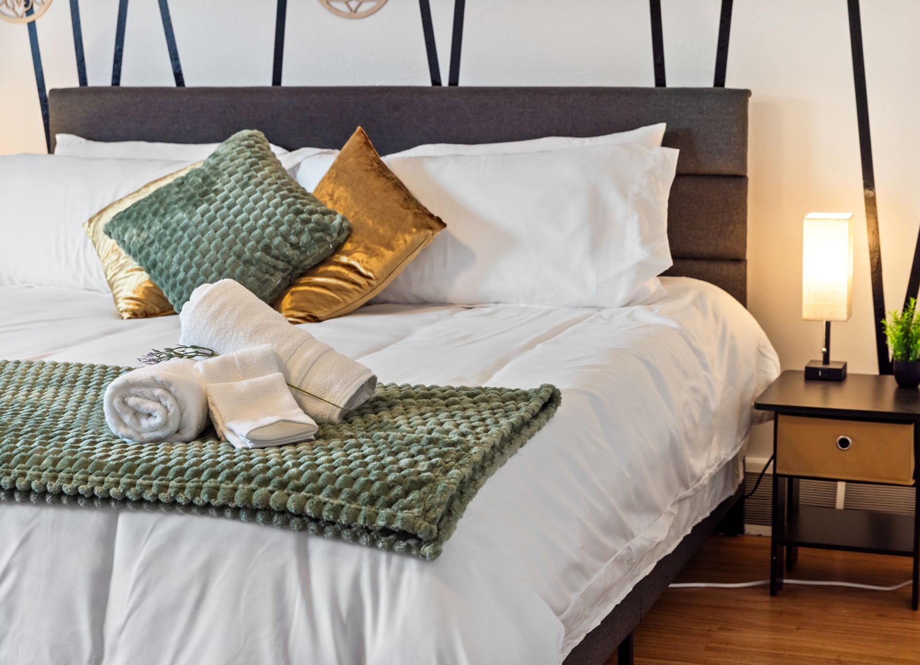 5 habitaciones, escritorio y tabla de planchar con plancha 