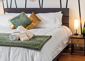 5 室のベッドルーム、デスク、アイロン / アイロン台、旅行用ベビーベッド