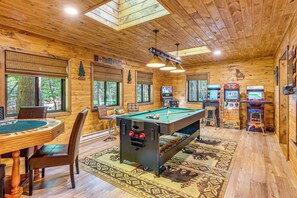 Games room - Game Room & Hot Tub: ‘Pine Bear' Pocono Lake Cabin (Pocono Lake)