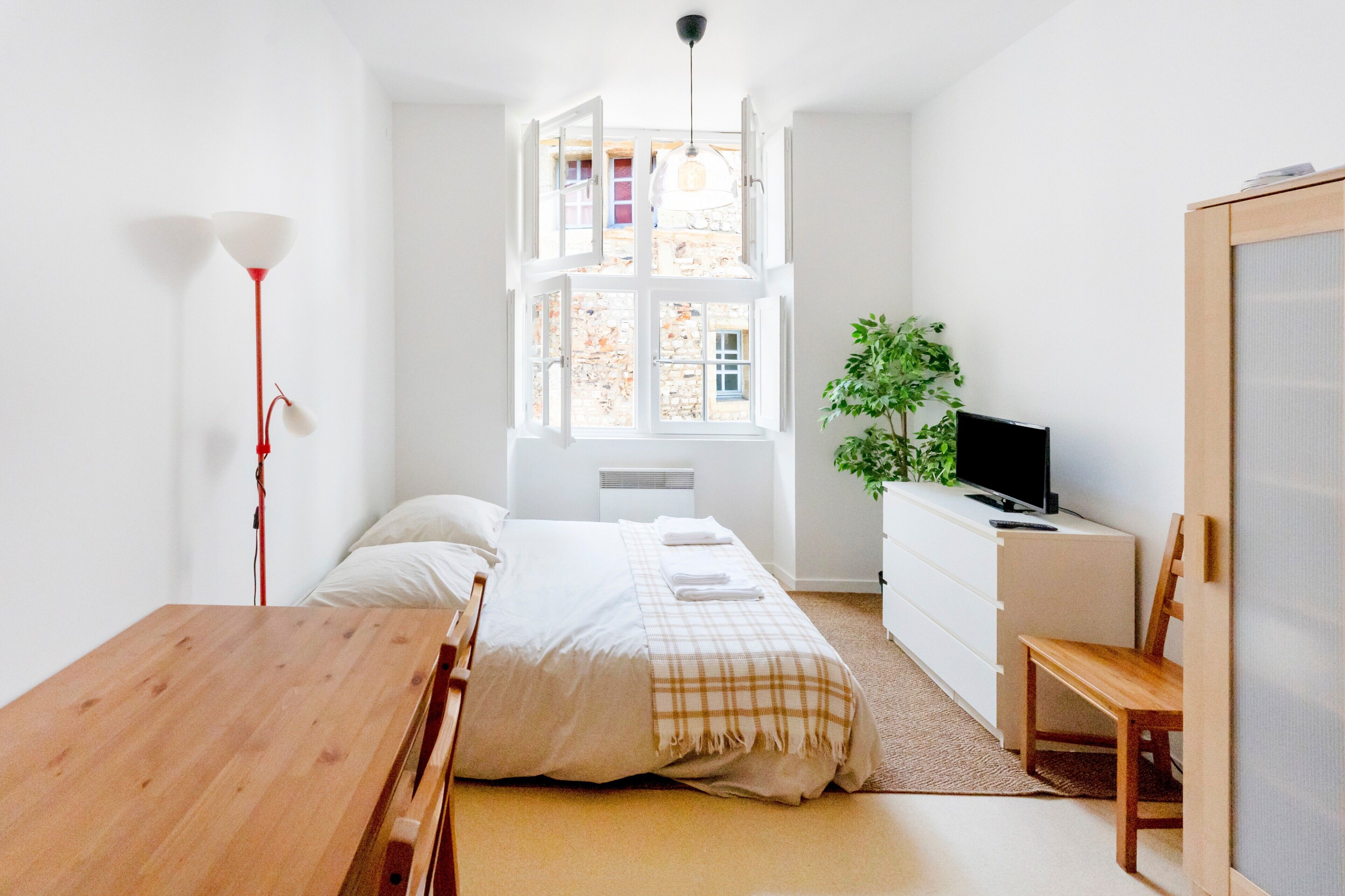 Iron/ironing board, bed sheets