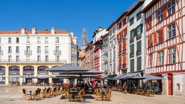 A European street with outdoor seating and traditional buildings. - Studio Apartment 'Charmant Studio Centre Bayonne' (Bayonne)