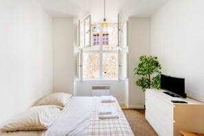 Strykjärn/strykbräda och sängkläder