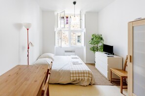 Iron/ironing board, bed sheets