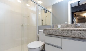 Appartement | Salle de bain | Douche, savon, shampoing, papier toilette
