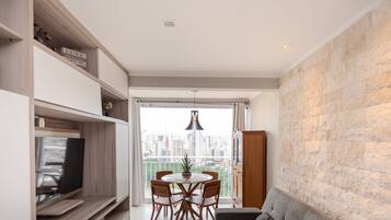 Apartamento básico | Área de estar | Smart TV