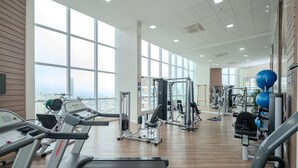A spacious gym with treadmills, weight machines, and exercise balls. - WBU - Studios Modernos no Setor Bueno (Goiânia)