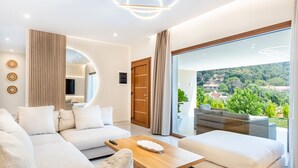 Una sala de estar moderna con sofá, reposapiés y una mesa de centro de madera.