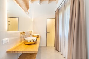Ducha, secador de pelo y toallas
