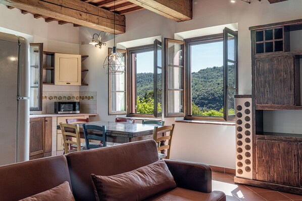 TV, fireplace - Holiday Home 'Fattoria Antinoro Relax - Firenze' with Shared Pool and Air Conditioning (Montelupo Fiorentino)