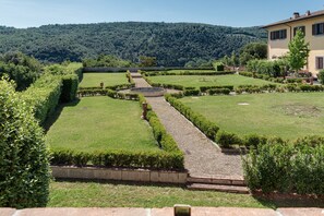 Property grounds - Holiday Home 'Fattoria Antinoro Relax - Firenze' with Shared Pool and Air Conditioning (Montelupo Fiorentino)