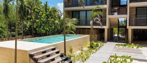 حمّام سباحة خارجي