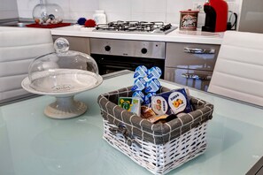 Fridge, oven, stovetop, dishwasher - Apartment 'Loano Relax' with Private Terrace and Private Garden (Loano)
