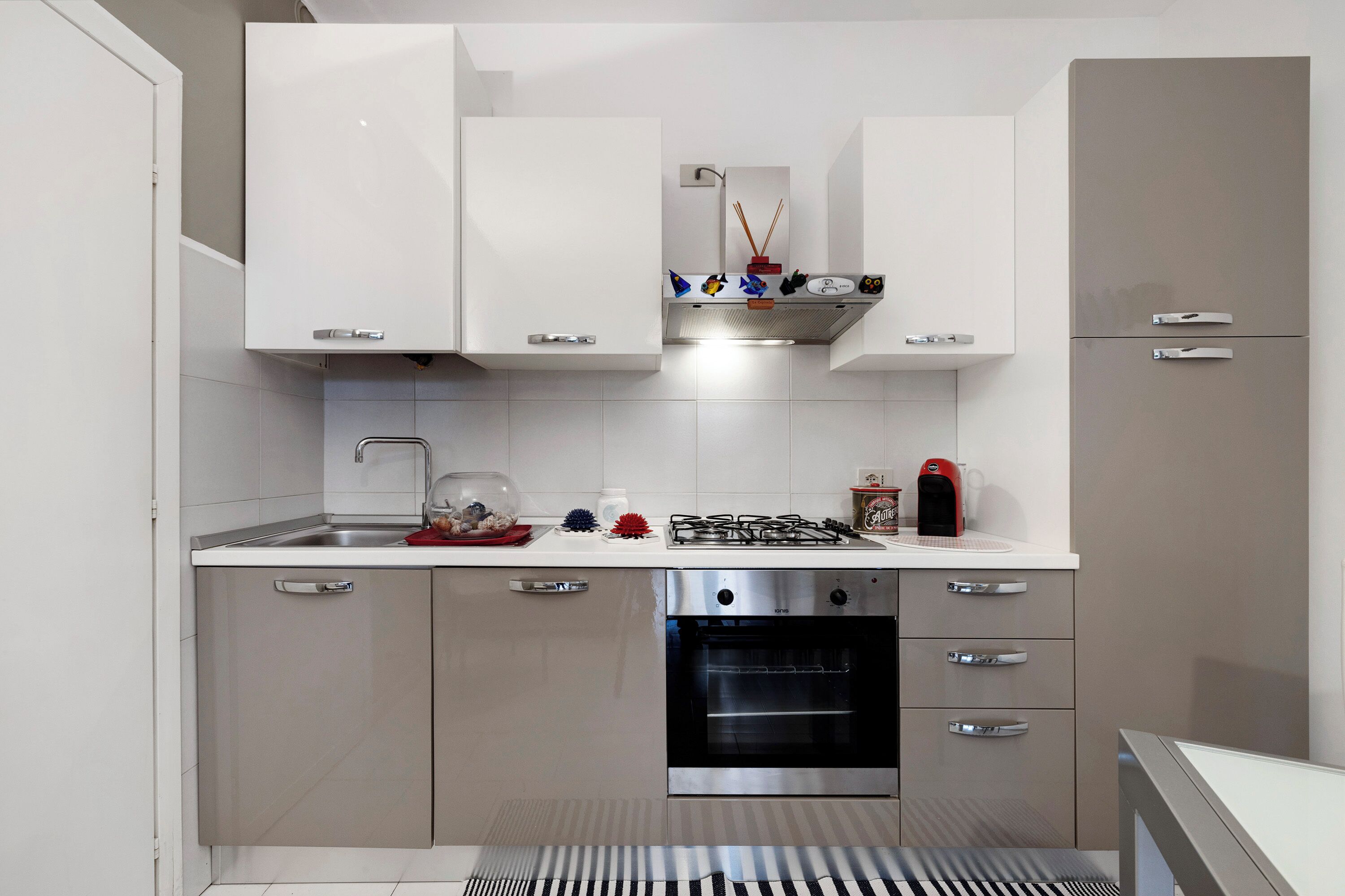 Frigorifero, forno, piano cottura, lavastoviglie