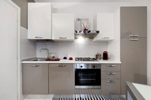 Kühlschrank, Ofen, Herdplatte, Geschirrspüler