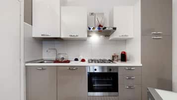 Frigorifero, forno, piano cottura, lavastoviglie