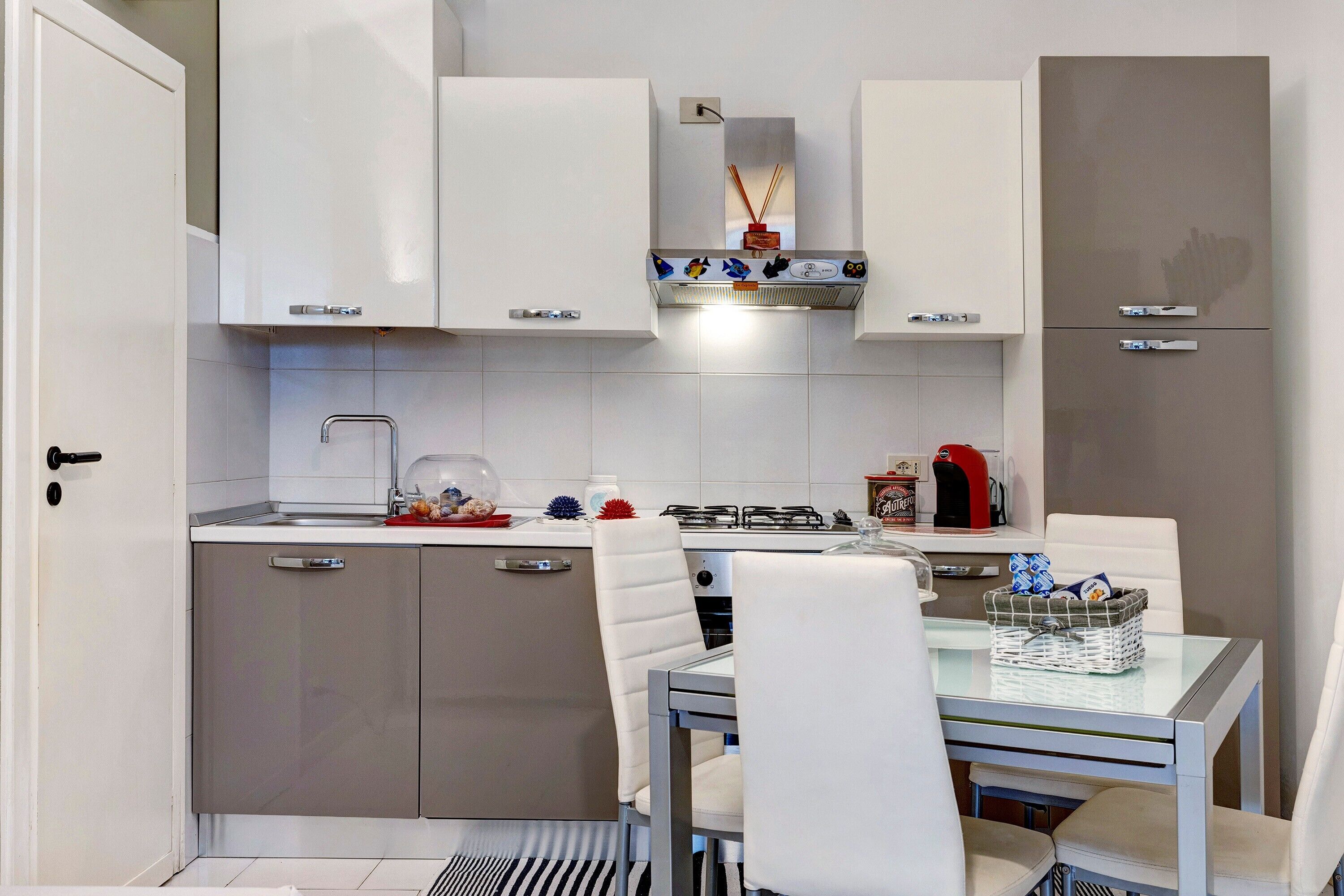 Réfrigérateur, four, plaque de cuisson, lave-vaisselle