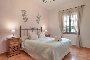 4 soverom, strykejern/-brett, wi-fi (inkludert) og sengetøy