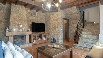 Televisión y chimenea