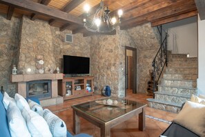 TV, fireplace - Villa 'Los Mellizos' with Private Pool, Wi-Fi and Air Conditioning (Arriate)