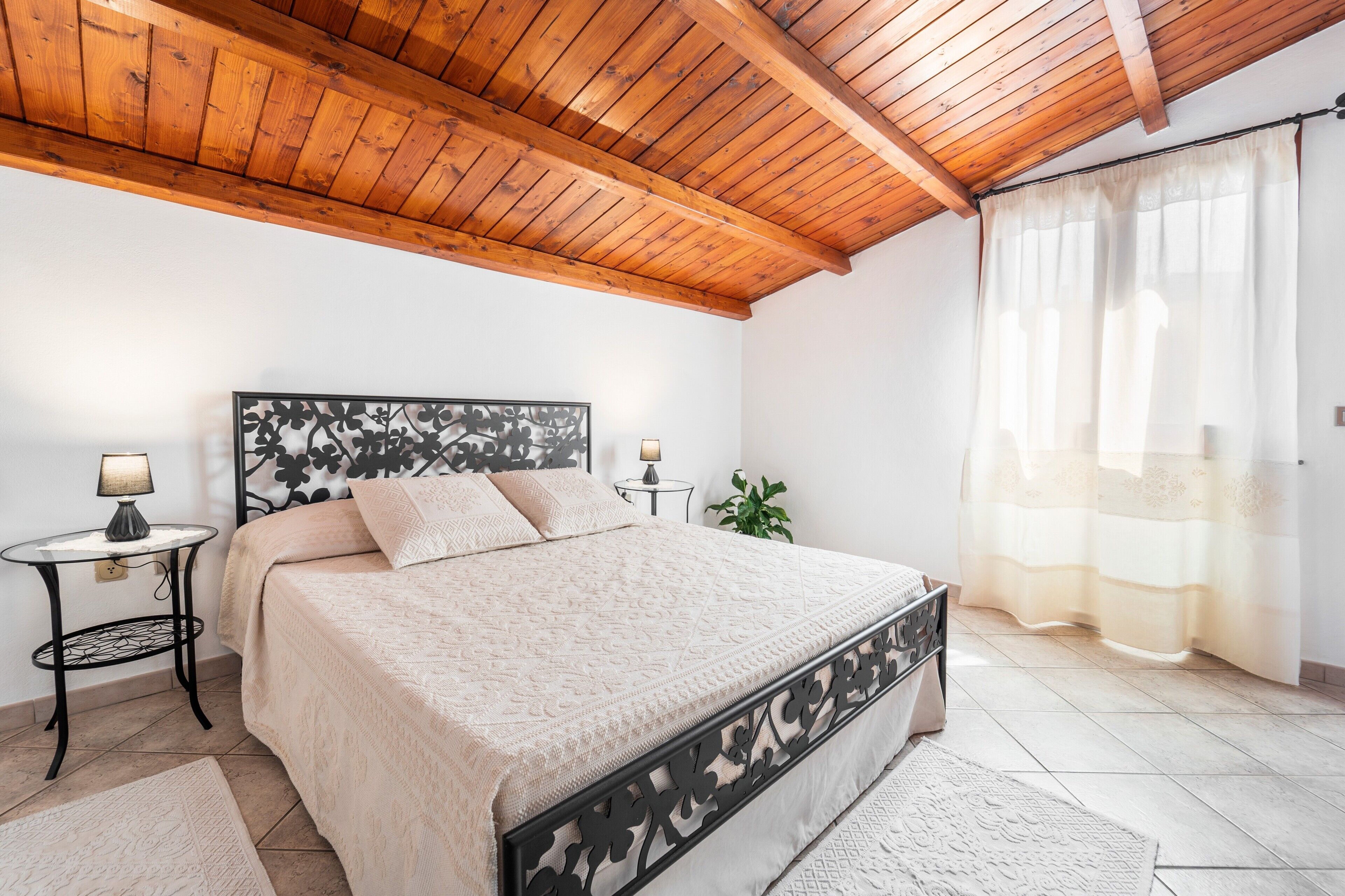 2 bedrooms, iron/ironing board, bed sheets