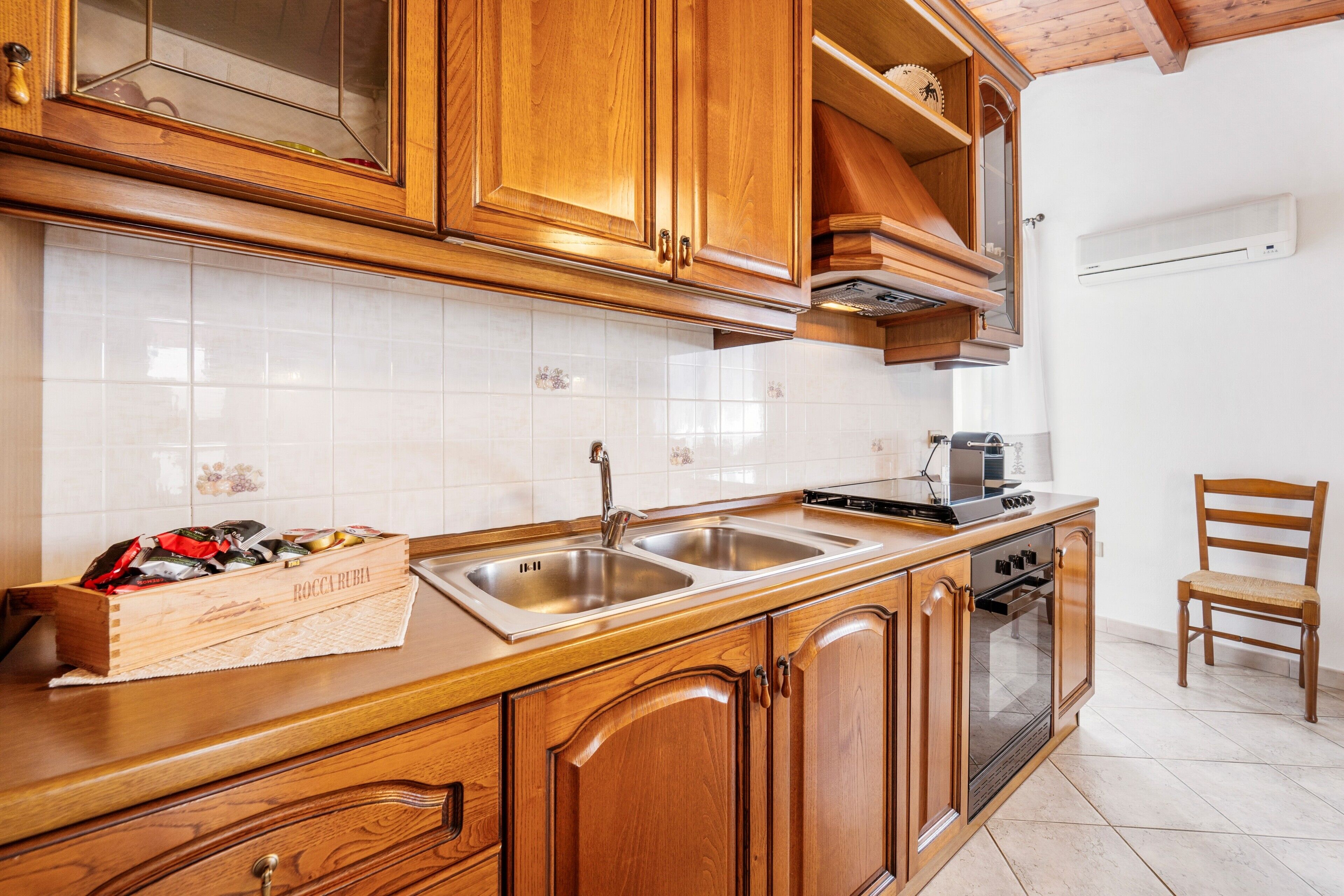 Kühlschrank, Ofen, Herdplatte, Wasserkocher mit Kaffee-/Teezubehör