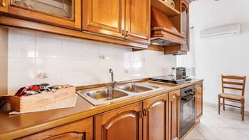 Kühlschrank, Ofen, Herdplatte, Wasserkocher mit Kaffee-/Teezubehör