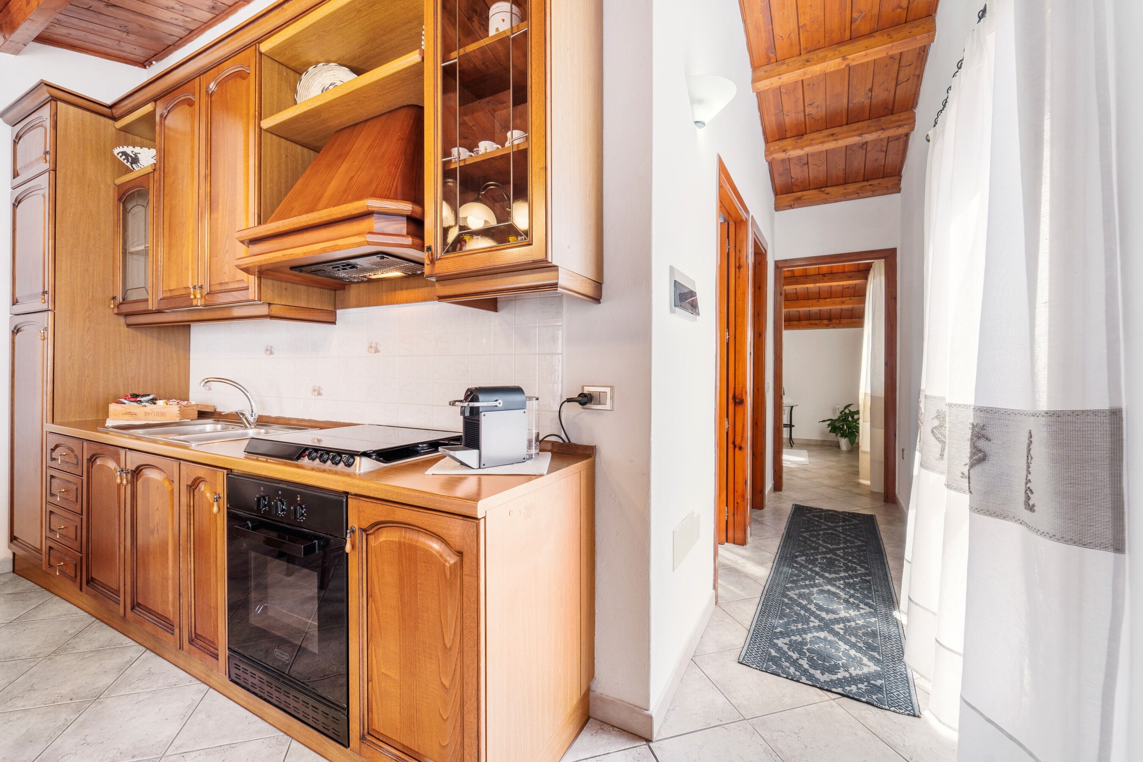 Kühlschrank, Ofen, Herdplatte, Wasserkocher mit Kaffee-/Teezubehör