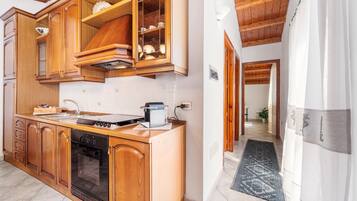 Kühlschrank, Ofen, Herdplatte, Wasserkocher mit Kaffee-/Teezubehör