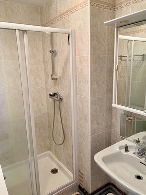 Dusche, Haartrockner, Handtücher, Seife
