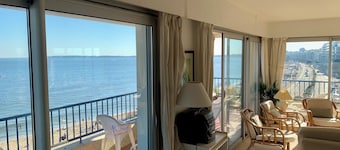 Facing the sea, one of the most beautiful views of the bay to enjoy with the whole family.
