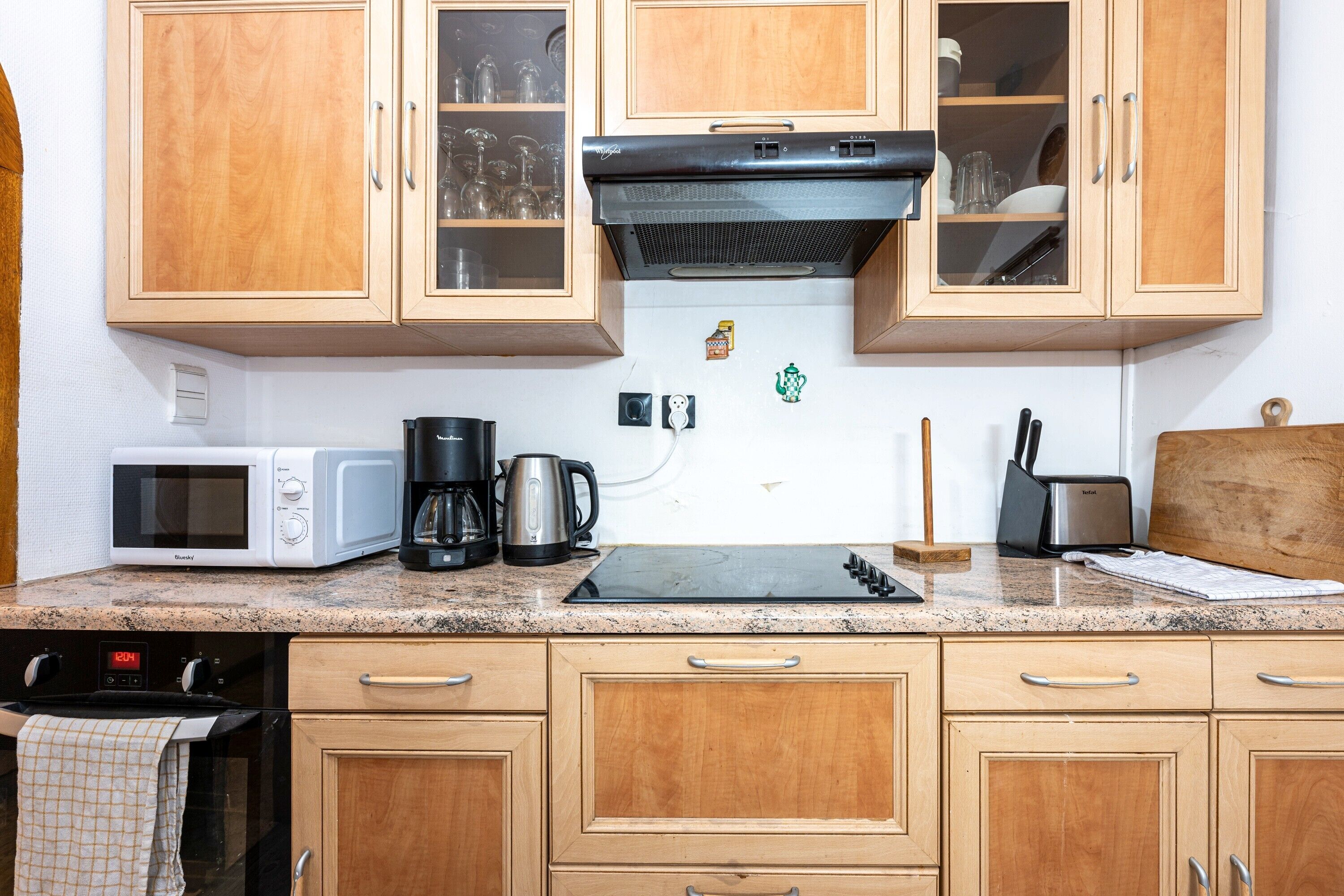 Fridge, microwave, oven, coffee/tea maker