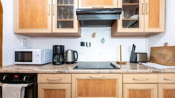 Fridge, microwave, oven, coffee/tea maker