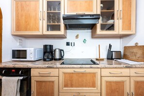 Geladeira, micro-ondas, fogão, cafeteira/chaleira