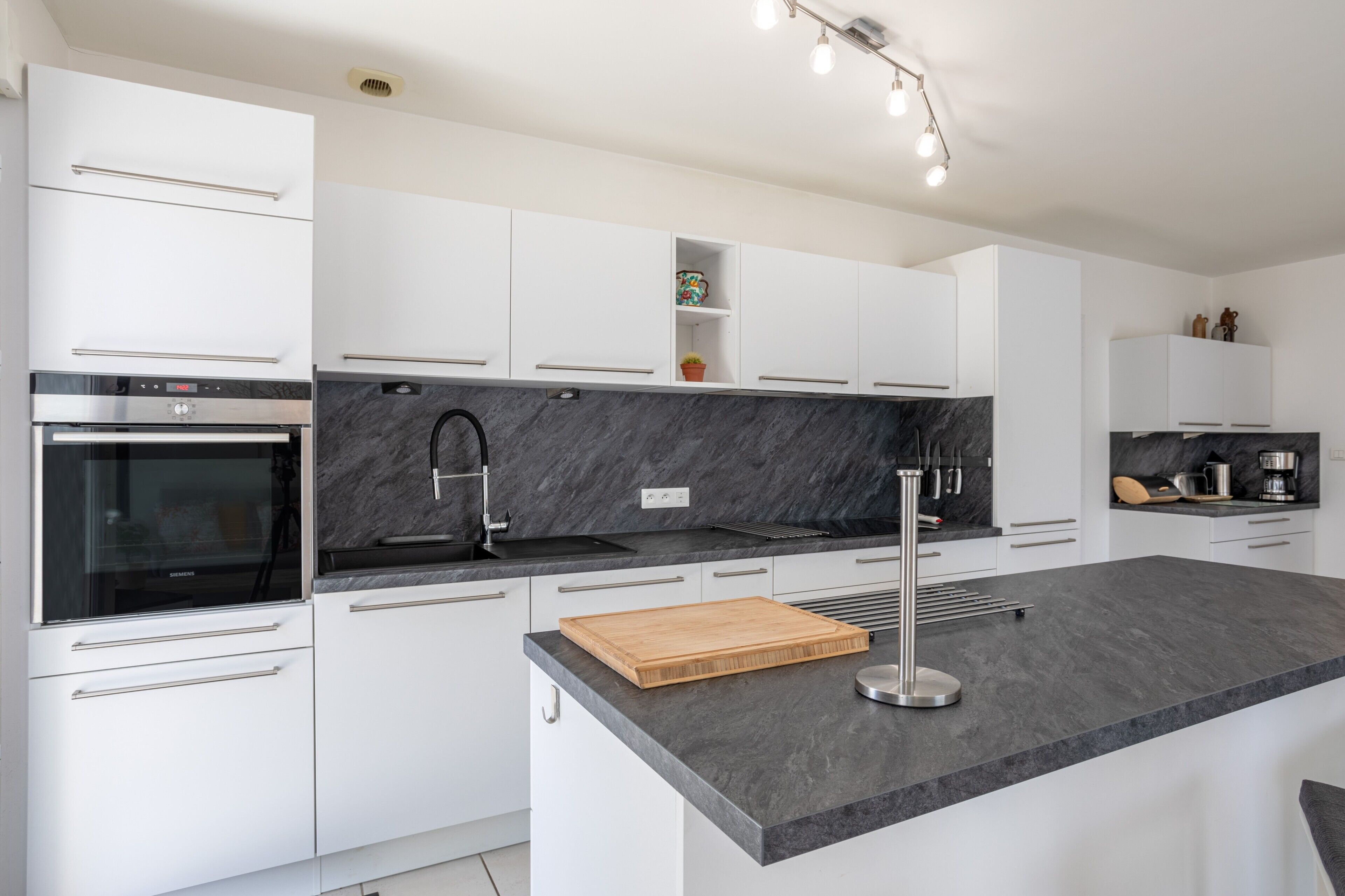 Een koelkast, een magnetron, een kookplaat, een vaatwasser