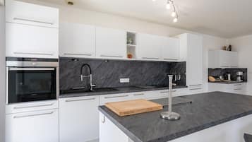 Een koelkast, een magnetron, een kookplaat, een vaatwasser