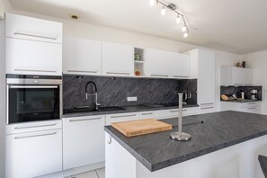 Kühlschrank, Mikrowelle, Herdplatte, Geschirrspüler