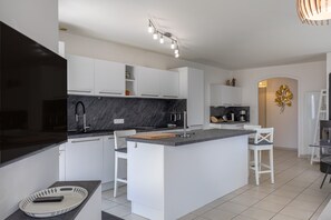 Kühlschrank, Mikrowelle, Herdplatte, Geschirrspüler